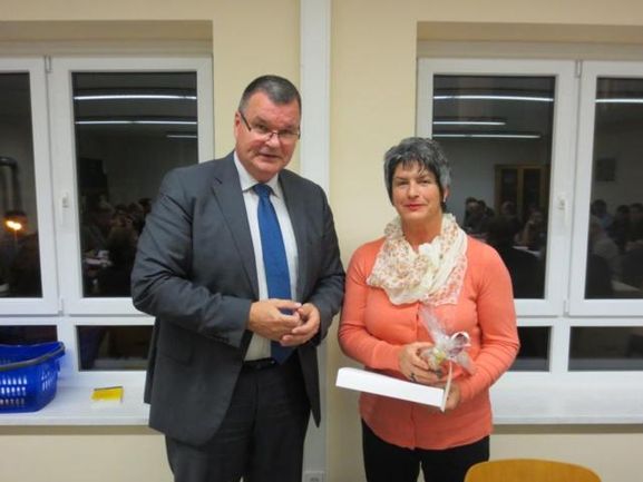 Ortschaftsrätin Elisabeth Beha mit Bürgermeister Matthias Guderjan